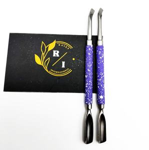 Pousse-cuticules à double extrémité avec coupe-bord incurvé Dissolvant de métal en acier inoxydable personnalisé et écologique Emballage en boîte OEM - Product Image 6