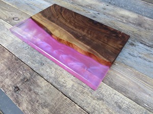 Plateau en résine rose avec base en bois Plateau élégant fait à la main pour servir des collations au thé et au café Idéal pour la cuisine à la maison et la décoration de table - Product Image 2