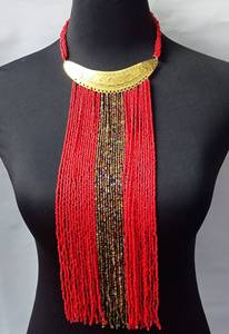 Collier artisanal brodé de perles rouges avec plaqué or et design à franges pour femmes - Product Image 3