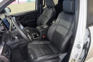 TRD Off-Road Doble Cabina 4x4 Usada en Buen Estado - Product Image 3