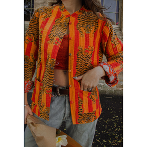 เสื้อแจ็คเก็ตแจ็คเก็ตกำมะหยี่ลายทางแบบกลับด้านได้สำหรับฤดูใบไม้ร่วง พร้อมปกติดกระดุมและแขนเสื้อยาว สี Climbing Tiger Tangerine - Product Image 2