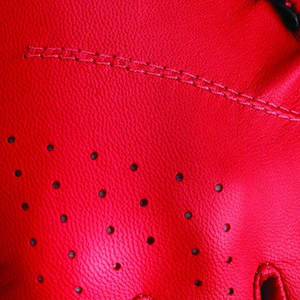 ถุงมือกอล์ฟหนังแท้คุณภาพสูง ระบายอากาศได้ดี ซับเหงื่อได้ดี น้ำหนักเบา รับผลิตตามสั่ง พร้อมบริการ OEM  ใส่โลโก้ของคุณเองได้ - Product Image 6