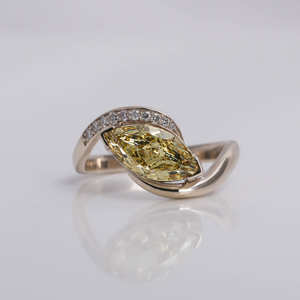 Bague de mariage élégante en or massif 14KT avec diamant jaune taillé en marquise et pavé de diamants cultivés en laboratoire, design tendance, style classique - Product Image 1