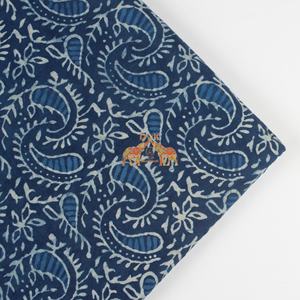 Tela de algodón índigo orgánica india estampada a mano con diseño tradicional, tela ligera para cortinas y bolsos. - Product Image 3