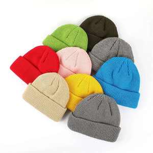 Vente en gros de bonnet chaud d'hiver en tricot unisexe multicolore uni avec logo personnalisé - Product Image 4