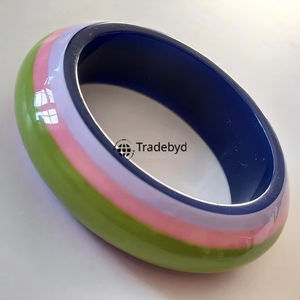 Brazaletes abstractos de resina para amantes del arte y el diseño Estilo llamativo de Tradebyd - Product Image 1