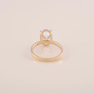 Anillo de Compromiso con Diamante Ovalado Cultivado en Laboratorio de 3CT y 0.506CT con Engaste Redondo en Plata de Ley 925 - Product Image 5