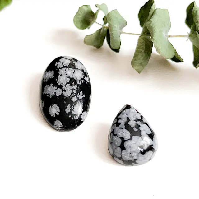Großhandel hochwertige natürliche Schneeflocke Obsidian Edelstein gemischt Cabochon für DIY-Schmuckherstellung verfügbar in kundenspezifischen Größen und Formen