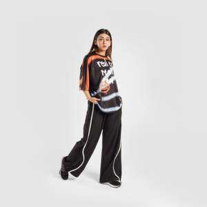 เสื้อยืดพิมพ์ลาย Real Eyes ทรงหลวม สีดำ 200 กรัม ผ้าถักระบายอากาศได้ดี พิมพ์ลายแบบ Sublimation Transfer เสื้อผ้าแฟชั่น - Product Image 2