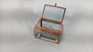 Boîte à bijoux ou bibelots en verre biseauté de style antique avec garniture en métal cuivré Fabricant et exportateurs - Product Image 3