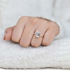 แหวนหมั้นเพชรทรงเหลี่ยมมรกตแบบคลัสเตอร์ - เพชรที่หรูหราและสง่างาม - Product Image 6