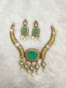 Ensemble de collier Mosenite de créateur avec boucles d'oreilles assorties en pierre cloutée finition or bijoux pour mariage mariée et fête - Product Image 3