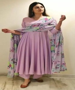 Fusion de la mode: Salwar Kameez de style pakistanais-Fusion de styles traditionnels et modernes, créant un VÊTEMENT de mode chic et élégant - Product Image 2