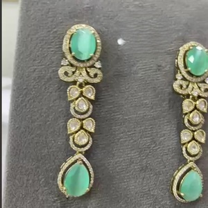 Hermosos pendientes de moissanita con acabado dorado de primera calidad con ropa tradicional para fiesta, colección de ropa de boda para mujer - Product Image 1