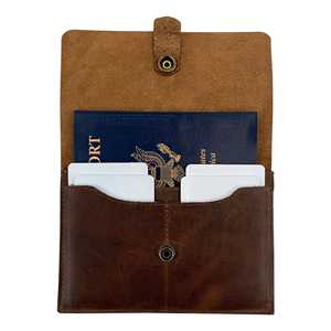 Porte-passeport en cuir véritable de luxe Heritage avec fentes pour cartes et finition élégante - Product Image 1