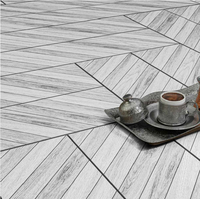 Planches de sol en porcelaine vitrifiée modernes effet bois 20x120cm, antidérapantes, antibactériennes, modèle Chevon Bois Cerisier