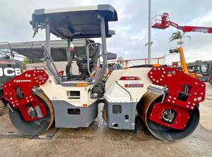 รถบดอัดแอสฟัลต์แบบสั่นสะเทือนสองลูกกลิ้ง DYNAPAC CC2200 ปี 2023 - ความกว้าง 59 นิ้ว - 294 ชั่วโมงการใช้งาน - Product Image 2