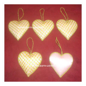 Conception faite à la main et produit suspendu super brillant avec broderie Zari dorée de qualité supérieure et ornement suspendu de Noël perlé - Product Image 1