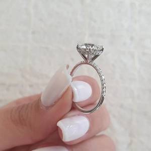 Bague solitaire en diamant Moissanite coupe ronde de 2.07 carats avec halo caché et demi-bracelet d'éternité de 1.8mm pour cadeau d'usage quotidien - Product Image 3