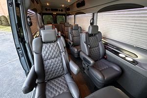Mercedes-Benz Sprinter 2500 2022 Usada en Excelentes Condiciones, Motor Turbodiésel V6, Conversión a Van de Lujo, Diseño para 11 Pasajeros - Product Image 5