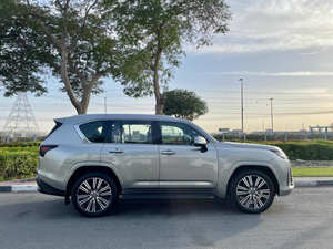 Berline d'occasion ÉCONOMIQUE LX 600 Signature 2024-2025 AWD Cuir Conduite à Gauche R18 Automatique Toit Panoramique Caméra Arrière 360° - Product Image 2