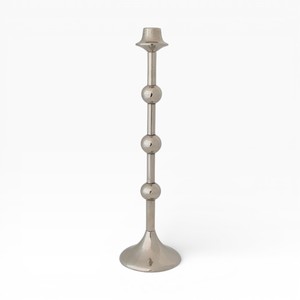 Bougeoir en métal argenté poli avec base large et tige décorative pour une décoration de table et de sol haut de gamme - Product Image 2