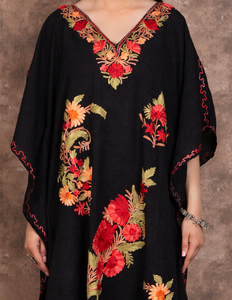 Caftan élégant grande taille pour femmes broderie Aari à la main avec motifs manches trois quarts et taille naturelle pour les vêtements de fête - Product Image 3