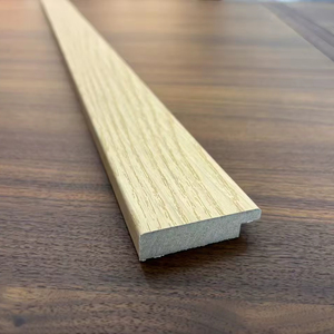 Moldura de Rodapié Moderna de MDF Enchapado en PVC con Imprimación Blanca, Ecológica, con Acabado de Madera Sólida de Pino y Roble, para Interiores de Villas y Hoteles - Product Image 1