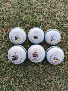 Pelota de Cricket Cuero blanco Servicio OEM de 4 piezas disponible Entrenamiento profesional y pelota de uso de juegos - Product Image 3