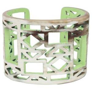 Brazalete de cuerno de búfalo hecho a mano respetuoso con el medio ambiente pulido accesorio de moda único - Product Image 4