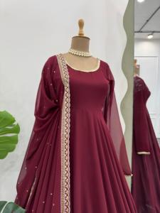 Elegant Jacquard Silk Ensemble <b>Top</b> with Micro Inner & Subtle Backside Zip Chain Coupled with a Semi Stitched Lehenga - Product Image 5