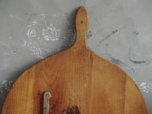 Tabla de cortar de madera de diseño minimalista con ranura para jugo y cuchillo para queso de acero inoxidable, acabado natural, cocinas modernas ideales - Product Image 5