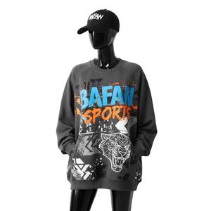 Sweat-shirt oversize pour femme en coton premium et polaire polyester 320 GSM, coupe confortable, gris foncé, imprimé graphique, logo respirant - Product Image 1