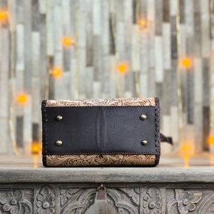 Bolso de mano personalizado hecho a mano con cuero genuino de vaca, diseño a cuadros, bolso tote floral, bolso premium perfecto para mujeres. - Product Image 4
