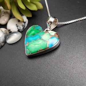 Z-061 |   Colgante de Corazón de Turquesa Verde Mohave en Plata de Ley, Collar de Turquesa Verde Algodón de Azúcar, Turquesa de Cobre Única - Product Image 2