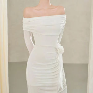 Robe longue à épaules dénudées avec une taille à volants et une délicate touche florale sur le côté, idéale pour les fêtes et les escapades à la plage - Product Image 1