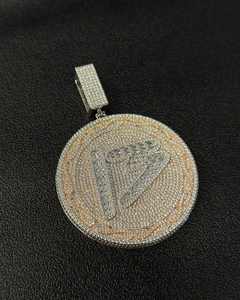 จี้เพชรโมอิสซาไนต์ทรงโลโก้หรูหราสำหรับผู้ชาย สไตล์ฮิปฮอป เงินแท้ 925 คุณภาพสูง งานสั่งทำพิเศษ ประดับเพชรเต็มตัว พร้อมใบรับรอง GRA - Product Image 1