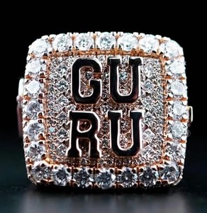 Bague de cocktail personnalisée de luxe avec lettres, sertie de diamants Moissanite, étincelante, pour un usage quotidien, bague statement unisexe - Product Image 1
