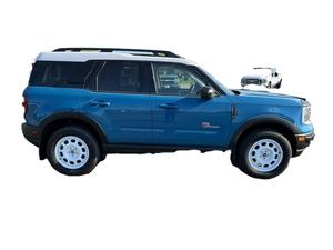 SUV Deportivo de Lujo Ultra-Lujo 2024, Tracción en las Cuatro Ruedas, Volante a la Izquierda, >8L Gasolina, Automático, 7 Asientos de Tela, Techo Panorámico - Product Image 4