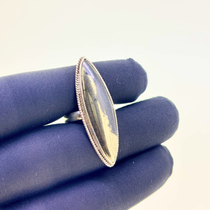 แหวนเงินแท้ 925 ประดับพลอยไพไรต์ธรรมชาติคุณภาพสูงทรงมาร์ควิส งานฝีมือประณีต เหมาะสำหรับงานปาร์ตี้ ผู้หญิง ขายดี - Product Image 1