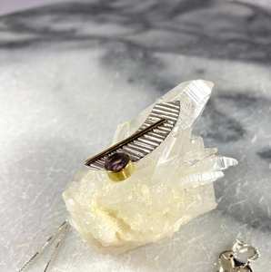 Colgante de Amatista en Plata de Ley 925 con Baño de Rodio y Oro, Engaste de Bisel Bicolor, Joyería Artesanal con Piedras Preciosas - Product Image 1