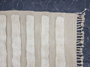 Tapis Berbère Marocain Authentique, Beige, Fait Main Beni Ourain Tapis en Laine de Mouton Blanc Motif Abstrait Rayé Tapis Tufté à la Main - Product Image 5