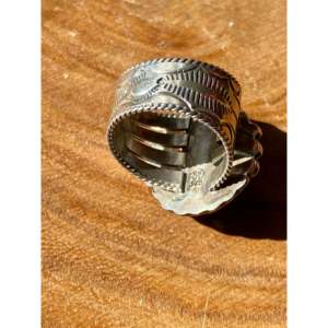 Anillo con Bisel Hecho a Mano por Navajo con Turquesa Kingman, Plata de Ley, Chapado en Oro Rosa de 18K, Talla 9.5, Regalo, Marca Privada 'IS', Licencia - Product Image 5