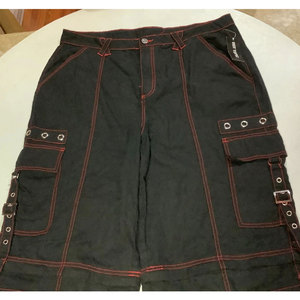 Pantalon cargo baggy gothique noir et rouge zippé pour femme, transformable en short - Product Image 3