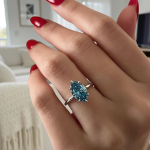 Bague de fiançailles solitaire en or 14 carats avec diamant de laboratoire de forme marquise de 2 carats, bleu vif fantaisie, six griffes, IGI - Product Image 3