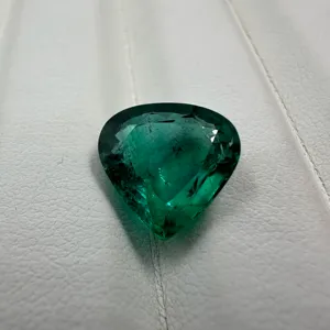 Esmeralda de 5,20 quilates em forma de coração de qualidade premium de cor verde muito rica para uso em colar