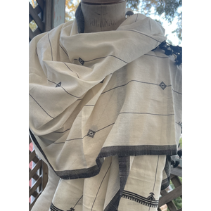 Écharpe en coton tissée à la main à rayures verticales motif parchemin - Product Image 4