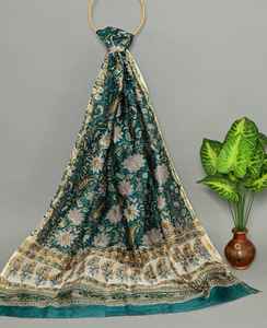 Nouvelles étoles de foulards en soie Chanderi imprimées à la main avec un joli design de bordure et une caractéristique métallique revendues par des créateurs de mode - Product Image 3