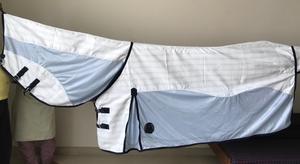 Alfombras de caballo de verano ligeras a cuadros blancas y azules con forro de nailon para protección de caballos en clima cálido - Product Image 3