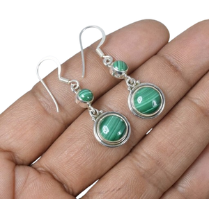 Malachite verte Boucles d'oreilles crochet en argent sterling 925 avec pierres précieuses Boucles d'oreilles élégantes Bijoux faits à la main Cadeau pour elle 2 boucles d'oreilles en pierre - Product Image 1